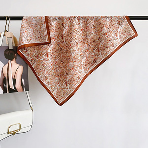 Écharpe carrée légère imprimée, douce et respirante, en polyester effet coton-linen, style vintage, 68*68cm, ODM/OEM - Product Image 4