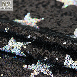Tela de Lentejuelas Bordadas Clásicas Nanyee de 3MM con Patrón de Estrellas Negras sobre Base de Malla - Product Image 2