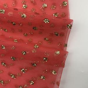 Tulle rouge en polyester avec paillettes dorées collées, tissu scintillant pour vêtements de festival, robe de mariée, costumes de scène - Product Image 4