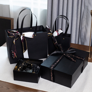 Boîte cadeau noire texturée de qualité supérieure pour la fête des mères, avec structure rigide rainurée et ruban en satin personnalisé pour offrir à maman lors des fêtes - Product Image 2