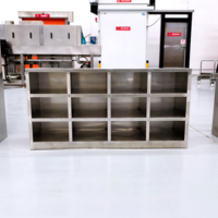 Armoire à chaussures d'atelier en acier inoxydable, surface lisse sans bavure, compartiments verrouillables