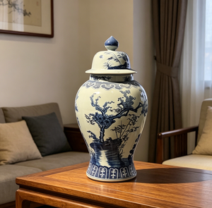 Grand pot à gingembre en porcelaine bleue et blanche, fait main, motif Trois amis de l'hiver, 65 cm de haut - Product Image 1