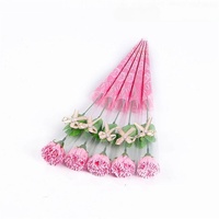 Bouquet de fleurs artificielles créatives (roses et œillets) avec emballage plastique – Idéal pour la Saint-Valentin, la Fête des Mères, ou comme cadeau promotionnel