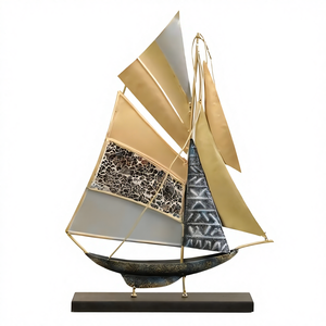 Table de bateau en métal doré Myra, pièce d'ameublement d'extérieur sculpturale - Product Image 1