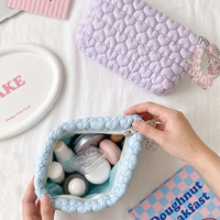 Pochette de maquillage matelassée en nylon en forme de cœur, personnalisée, motif nuage 3D, avec dragonne en dentelle détachable, OEM ODM