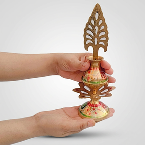 Porta Meena Surma Kajal de Latón Chapado en Oro Hecho a Mano con Diseño Floral, Objeto Decorativo Moderno para Decoración de Mesa en Diwali - Product Image 1