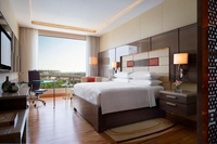 Vente de liquidation Hôtelier Marriott : Ensembles de mobilier de chambre d'hôtel modernes en bois massif pour appartements, incluant une armoire de chambre d'hôtes.