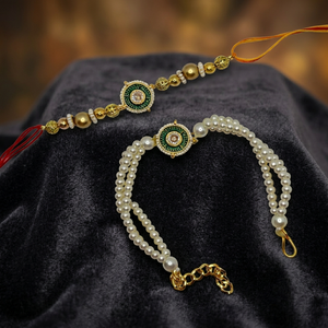 Rakhi artesanal indio para hermano con dije chapado en oro y perlas, conjunto de pulseras clásicas para hombre y mujer, par de rakhi. - Product Image 2