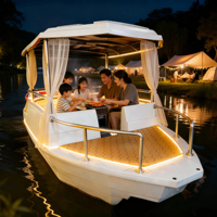 Bateau électrique de style nouveau pour la navigation de plaisance et les activités nautiques, bateau de loisirs avec table et auvent pour les goûters sur le lac