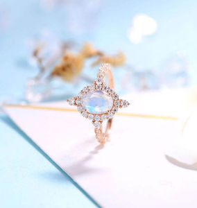 แหวนหมั้นเงินแท้ 925 ชุบทองคำสีโรสโกลด์ ประดับด้วยมูนสโตนสีน้ำเงินทรงรี รุ่นใหม่ล่าสุด - Product Image 1