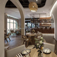 Ensemble de mobilier de restaurant moderne : tables à manger en bois, chaises rembourrées blanches, banquette – Pack complet en gros