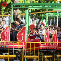 Parc d'attractions, jeux de divertissement en plein air, manèges palpitants pour enfants, montagnes russes familiales pour adultes et enfants