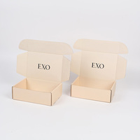 Boîte d'expédition personnalisée rose en matériaux recyclés avec impression de logo, pelliculage mat et revêtement UV brillant pour l'emballage de chaussettes et de vêtements