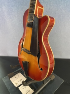 Guitarra Eléctrica Jazz Archtop de 15 Pulgadas Hecha a Mano por Yunzhi Luthier, Color Atardecer, Arce Flameado, Cuerpo Hueco, Ébano, Caoba Sólida - Product Image 4