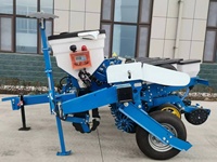 Semoir mécanique robuste à 4 rangs pour semis directes de maïs, sorgho et soja, avec système de ramassage par doigts pour une plantation de précision