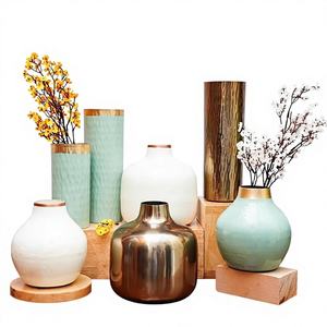 Vase de table en métal fait main, résistant à la rouille, pour décoration florale, décoration d'intérieur contemporaine et écologique pour espaces de bureau - Product Image 1