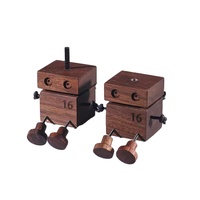Diffuseur de parfum pour voiture en bois massif gravé, robot mignon qui bouge les pattes, à clipser sur la grille d'aération