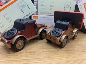 Haut-parleur Bluetooth vintage personnalisé avec logo, finition bois rétro, support de téléphone sans fil, design carré, motif alphabet, audio portable - Product Image 3