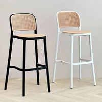 Chaise haute en plastique personnalisée pas chère avec cadre coloré en rotin PP empilable pour la maison et le bar