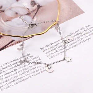 Chaîne de cheville en acier inoxydable plaqué or 18 carats avec motif étoiles et lune pour femme - Product Image 6