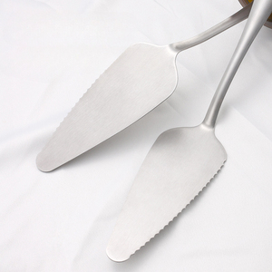 Pelle à gâteau en acier inoxydable 304 de qualité alimentaire avec bord dentelé pour une découpe et un service sans effort - Product Image 5