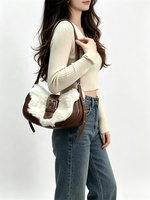 Tas Selempang Wanita Zeyu dengan Dekorasi Gesper, Bahan Kulit PU dan Bulu Imitasi, Tali Selempang yang Dapat Disesuaikan, Warna Blok Retro, Tas Hobo Bawah Lengan, Tas Tangan Bulu Imitasi Ramah Lingkungan