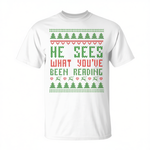 Él ve lo que has estado leyendo, camiseta Tri Blend con diseño de libro navideño - Product Image 2