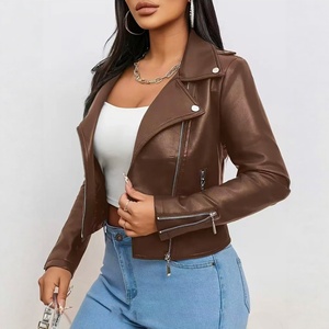 Blouson moto court noir en similicuir pour <span class=keywords><strong>femme</strong></span>, avec revers, fermeture éclair asymétrique, épaulettes et multiples poches zippées, coupe slim, style motard - Product Image 3