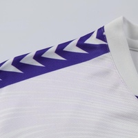 Toptan Özel Beyaz Mor Gradyanlı Futbol Forması Seti Hızlı Kuruyan Futbol Kiti Isı Transfer Baskılı %100 Polyester Üniforma