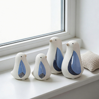 Fournisseur de décoration intérieure, statue d'oiseau en céramique faite à la main, ornement d'oiseau en porcelaine mouchetée bleu bicolore pour boutique de cadeaux en gros