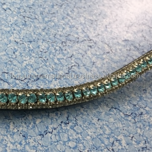 Bandeau de tête de cheval élégant à trois rangées de cristaux gris aqua avec fermeture à bouton-pression décorative - Product Image 1