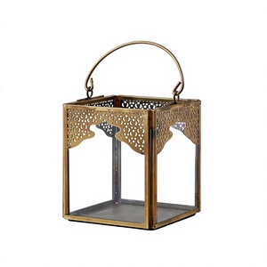 Lanterne en métal doré antique avec panneaux en verre et poignée pour décoration de table de mariage - Product Image 1