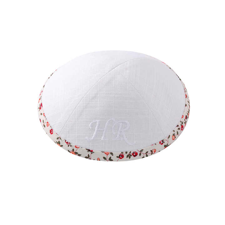 Hombre judío vistiendo kippa en hebreo o yarmulke (gorra de tela