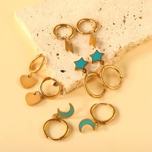 Venta al por Mayor de Joyería de Acero Inoxidable Chapada en Oro de 18K, Aretes de Aro con Forma de Corazón, Estrella y Luna, Antideslustre, para Mujer - Product Image 1