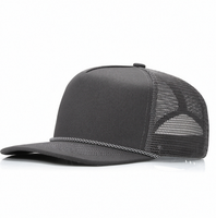 Casquette Trucker en Coton et Polyester Couleur Unie avec Fermeture à Clip en Plastique et Décoration Chaîne sur la Visière – Service OEM Disponible – Chapeau d'Été pour Activités Extérieures