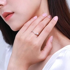 แหวนมุกเชฟรอนเงิน 925 สำหรับผู้หญิง |   ดีไซน์มุกเม็ดเดี่ยวและเพชรคิวบิกเซอร์โคเนีย |   วงแหวนแบบซ้อนกันได้ ป้องกันการแพ้ - Product Image 4