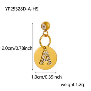 Dijes de letras del alfabeto con diseño de disco pavé |   Colgantes de Acero Inoxidable con Baño de Oro PVD de 18K y Circonitas con Iniciales para la Creación de Joyas |   Impermeable - Product Image 5