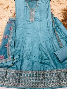 Alta demanda, nuevo y elegante vestido de fiesta Anarkali de seda Dola tradicional indio para mujer, conjunto de Dupatta, el mejor precio para exportar India - Product Image 5
