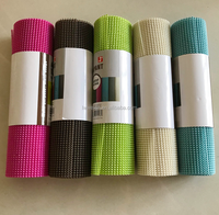 Rouleau de doublure de tiroir d'étagère non adhésif moderne en maille PVC de 12 pouces X 20 pieds Poignée antidérapante Accessoire de cuisine pour la maison Mousse réversible