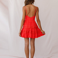 Mini robe sexy sans manches à œillets et volants pour femmes
