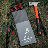 Kit de camping en plein air : sac cylindrique durable et portable avec piquets de tente, marteau et compartiment de rangement en toile.