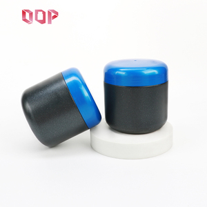 Pot vide en plastique HDPE noir personnalisé de 500 ml pour protéines, compléments alimentaires et produits de santé, avec bouchon à vis bleu. - Product Image 3