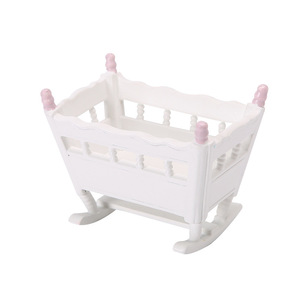 Cuna en miniatura para casa de muñecas 1:12, con pilares azules y rosas, simulando una cuna de bebé. - Product Image 5