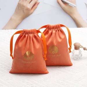 Vente en gros, sac de <span class=keywords><strong>rangement</strong></span> pour montres et bijoux en velours doux imprimé avec logo personnalisé Odm, sac à poussière réutilisable en flanelle, <span class=keywords><strong>pochette</strong></span> à bijoux - Product Image 1