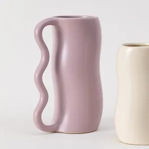 Redeco Unique Art Deco Dried Flower Vase Wave Handle Ceramic Vase Glazed Ikebana Vase For Hotel Home Office Decoration