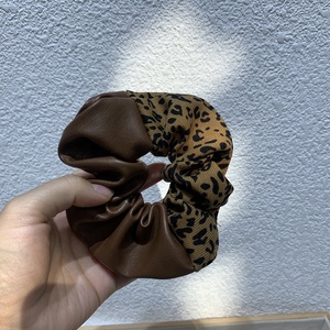 Venta al por mayor leopardo guepardo patrón tela banda para el cabello cuerdas negro costura PU vacas <span class=keywords><strong>Scrunchies</strong></span> - Product Image 5