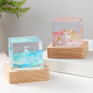 Lámpara de Noche de Resina Hecha a Mano con Diseño de Montaña Dorada y Alce, Lámpara de Escritorio LED USB de Madera Natural para Decoración del Hogar - Product Image 4