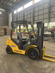 Montacargas Komatsu FD25 4WD Diésel Usado en Japón, 2.5 Toneladas, con Mástil de Dos Etapas y Longitud de Horquilla de 2000 mm - Product Image 2