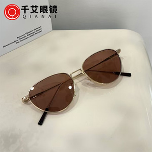 Gafas de Sol Ovaladas de Metal para Mujer Qianai, Montura Dorada, UV400, Ligeras, Tipo Ojo de Gato, Protección Solar 3 - Product Image 1