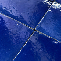 Carreaux de céramique émaillés bleu cobalt carrés, style Zellige marocain, carreaux muraux faits à la main pour salle de bain et intérieur d'hôtel en stock